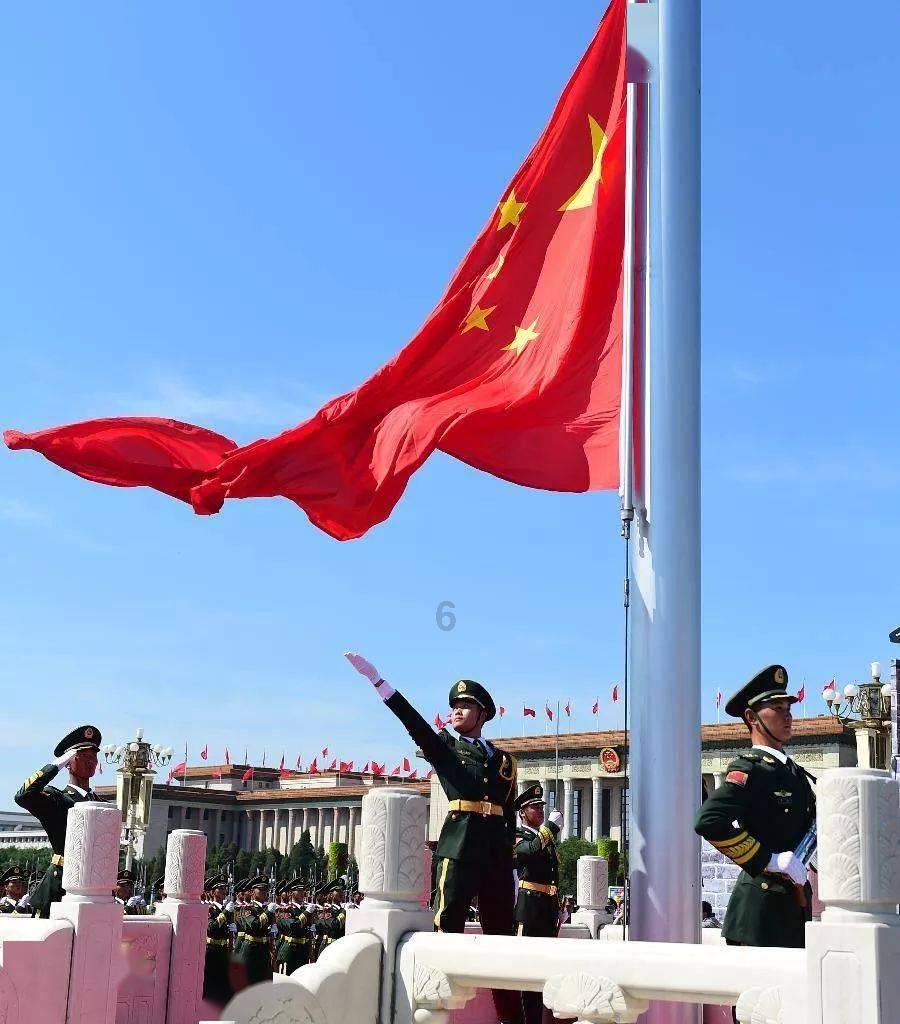 江西两商贩街头吵架互扔草莓,街道办:或因抢位置引发摩擦,执法大队已介入