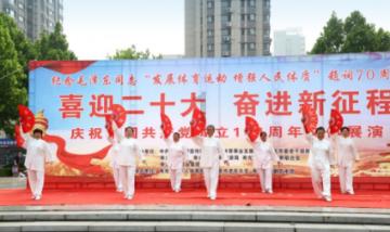 追逐花期的养蜂人