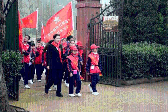 “瓦罐坟”是什么？老人60岁入墓穴，一次饭一块砖，直至坟口封死